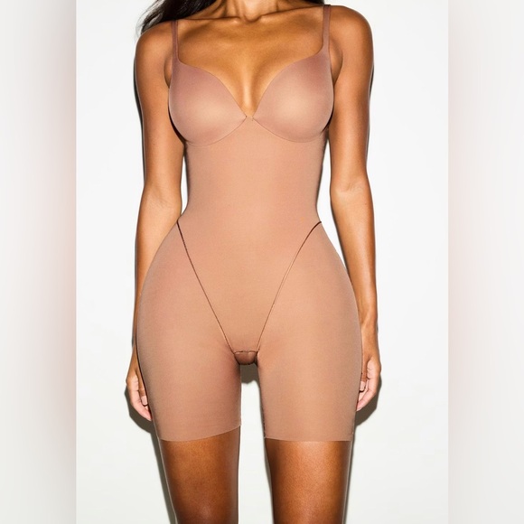 SKIMS Other - NWT Skims Ultimate Body Push-Up Butt Enhancing Padded Mid Thigh Bodysuit -medium